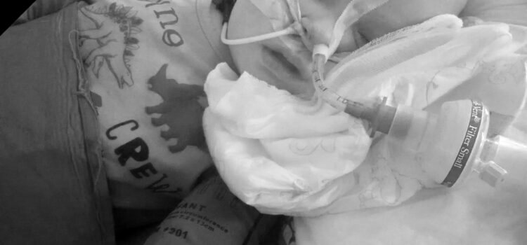 Kubuś wraz z rodzicami jest w szpitalu w Tubingen. Dziś odbyła się operacja usunięcia guza. Udało się wyciąć dużą część, ale nie wszystko. Pozostały fragment umiejscowiony jest przy naczyniach pnia mózgu i jego usunięcie byłoby bardzo ryzykowne. Lekarze są zadowoleni z operacji.